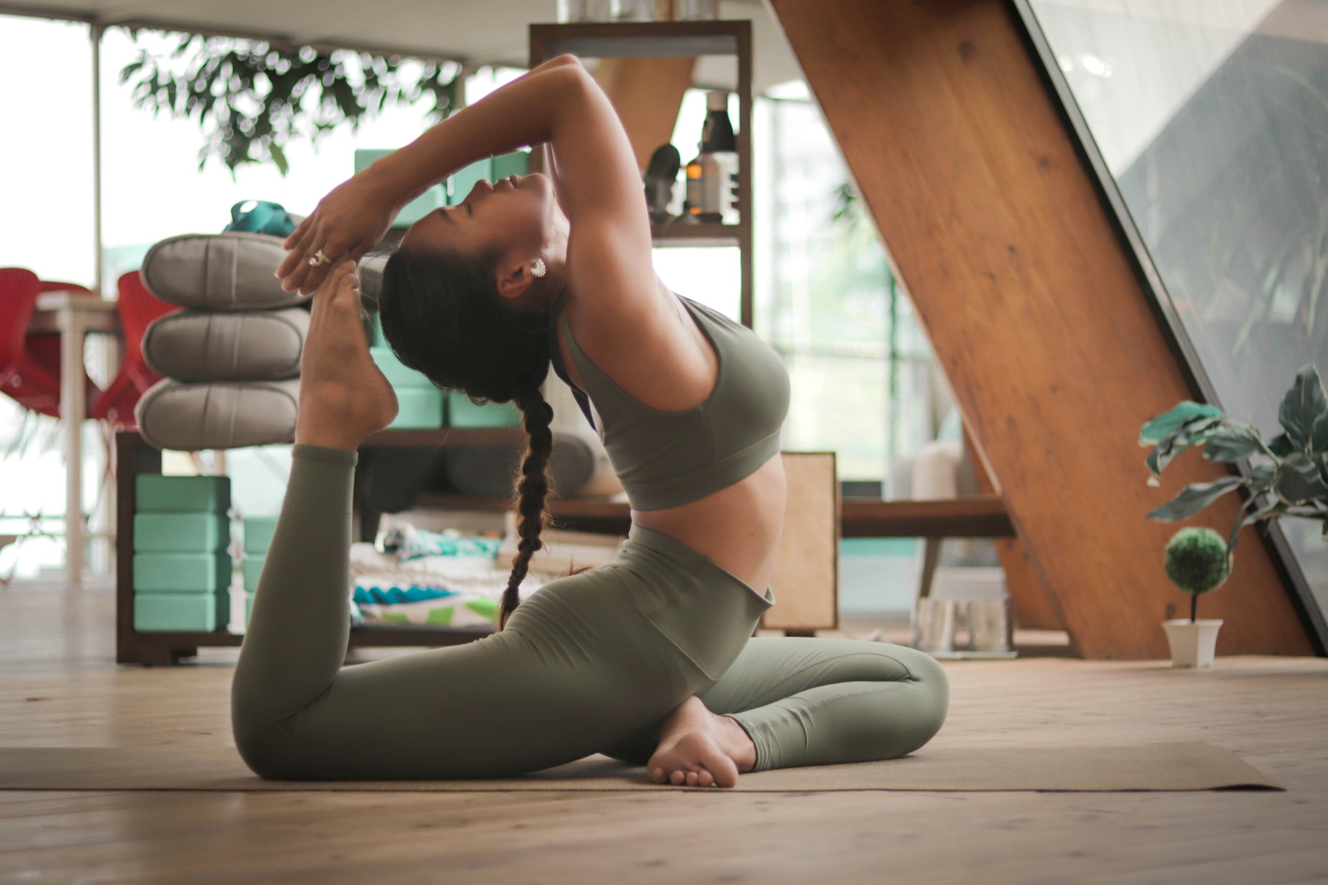 Une pratiquante en posture de yoga, dos cambré et écoute du souffle — le corps parle avant la conscience.
